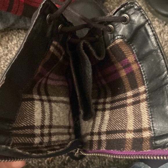 Black boots - Picture 2 of 2